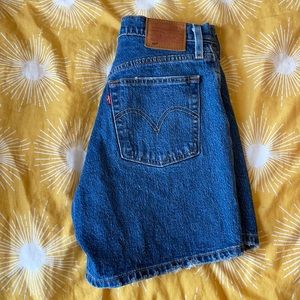 Levi high rise mid length jean short size 26